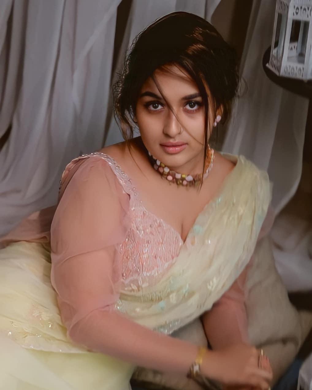 South indian actress Prayaga martin exposing cleavage in saree photos