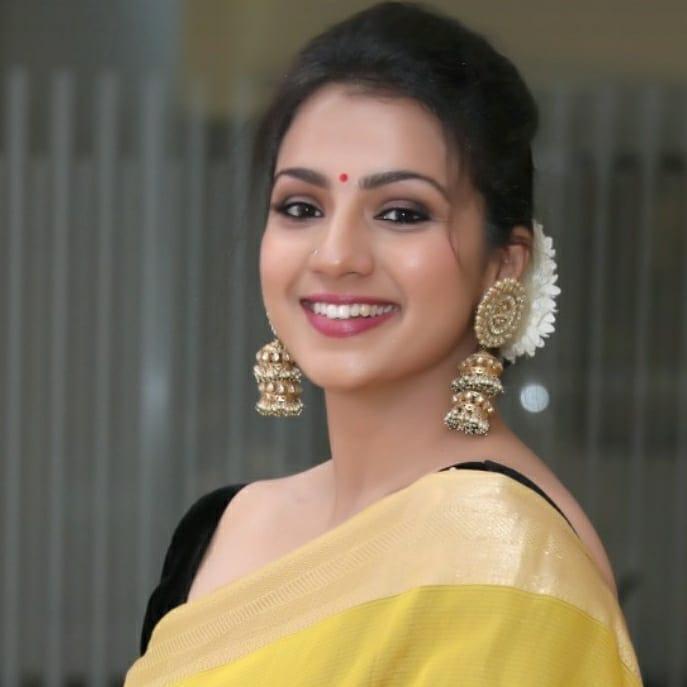 Sruthi Hariharan in saree back posing hot photos | Sruthi Hariharan exclusive hot and spicy photos