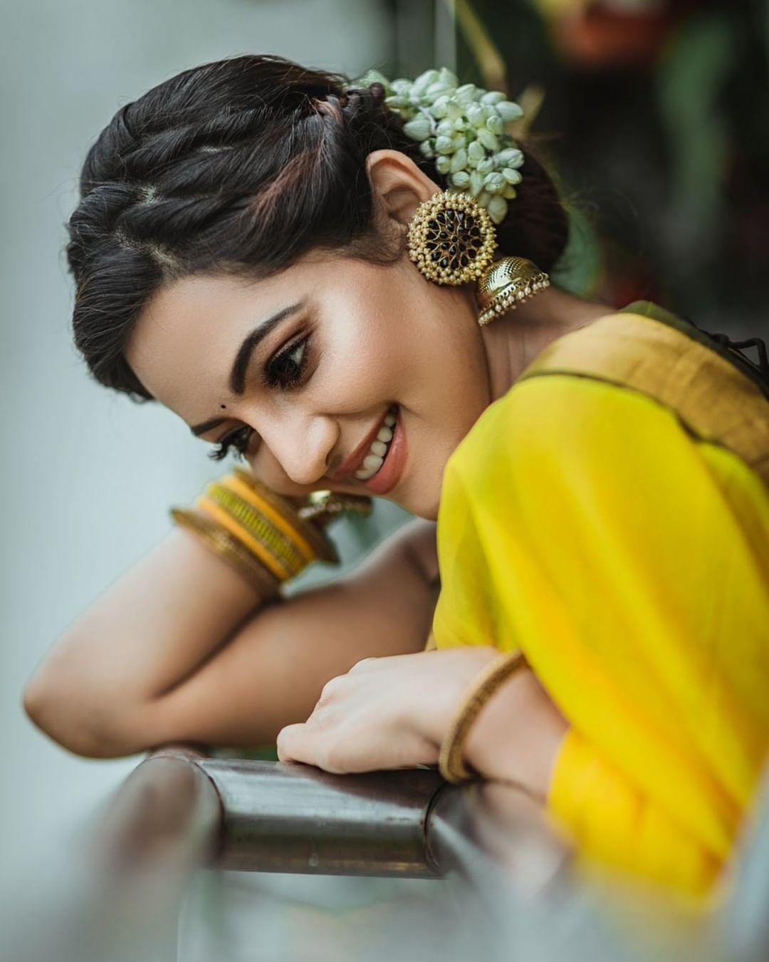 Tamil actress in saree hot photos | Athulya Ravi exposing hot and sexy photoshoot