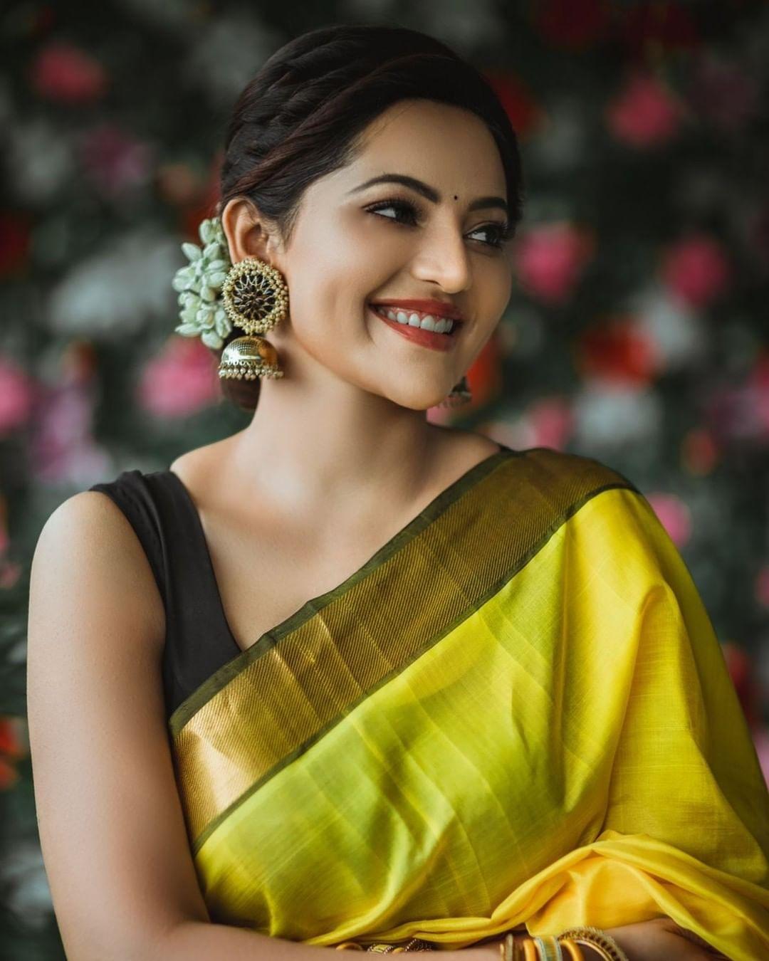 Tamil actress in saree hot photos | Athulya Ravi looking very glamorous and cute photos
