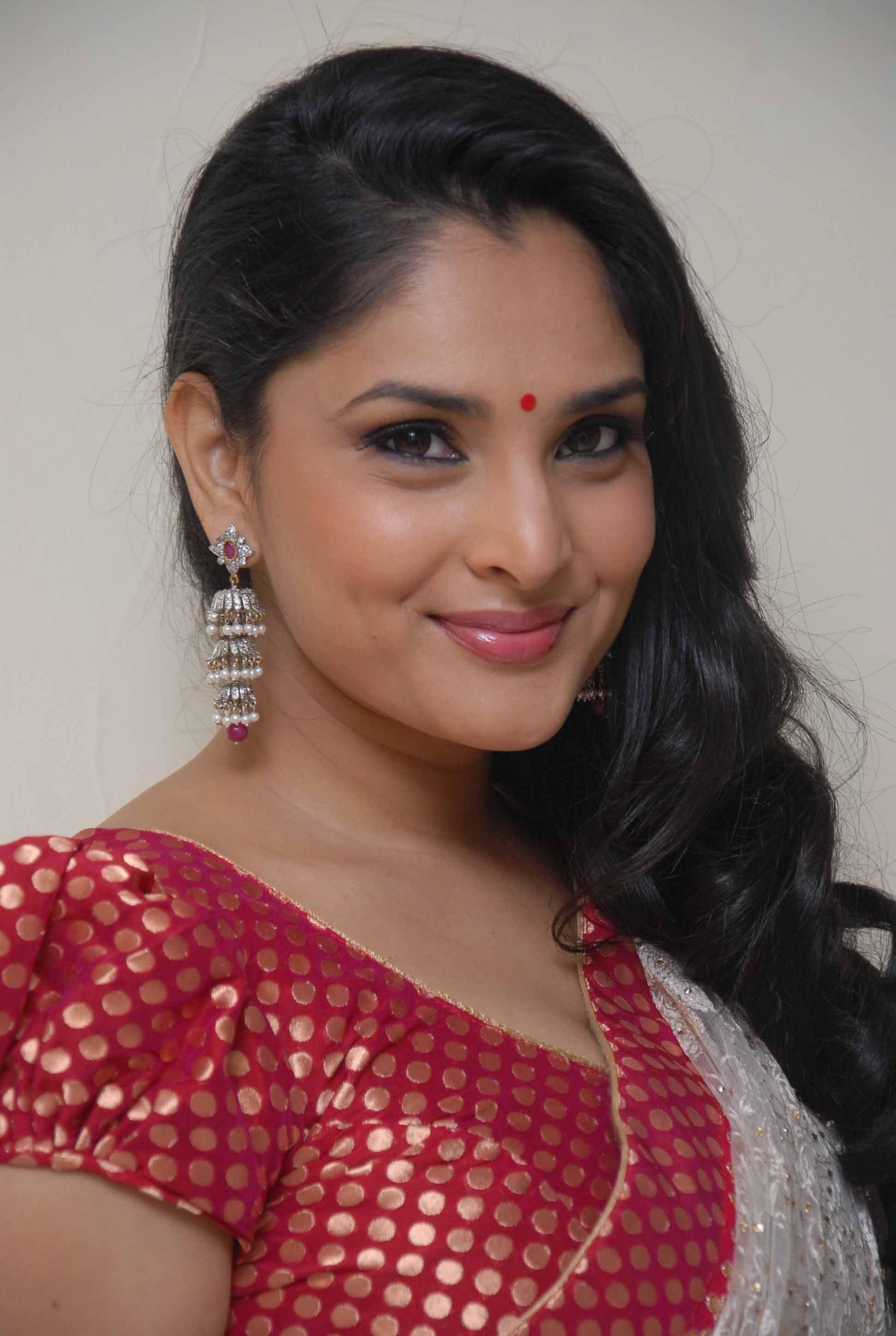 Kannada actress Divya Spandana in saree hot photos gallery | looking very glamorous and cute photos