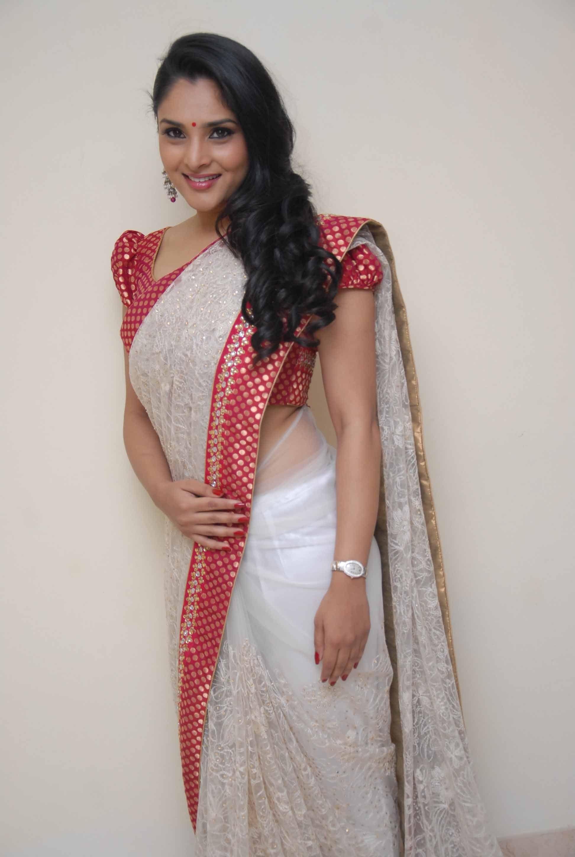 Kannada actress Divya Spandana in saree hot photos gallery | very beautiful and sexy photoshoot