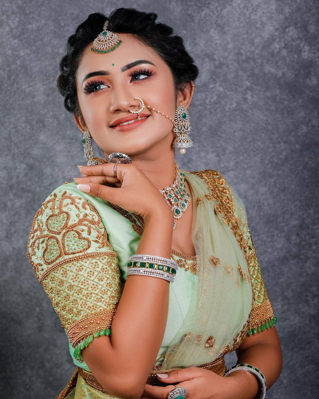 Television actress Raveena Daha Stunning Hot photos | Raveena Daha looking very beautiful and glamorous pictures