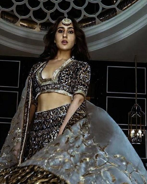 Bollywood actress Sara Ali Khan exposing cleavage photos gallery |Sara Ali Khan glamorous and sexy photoshoot