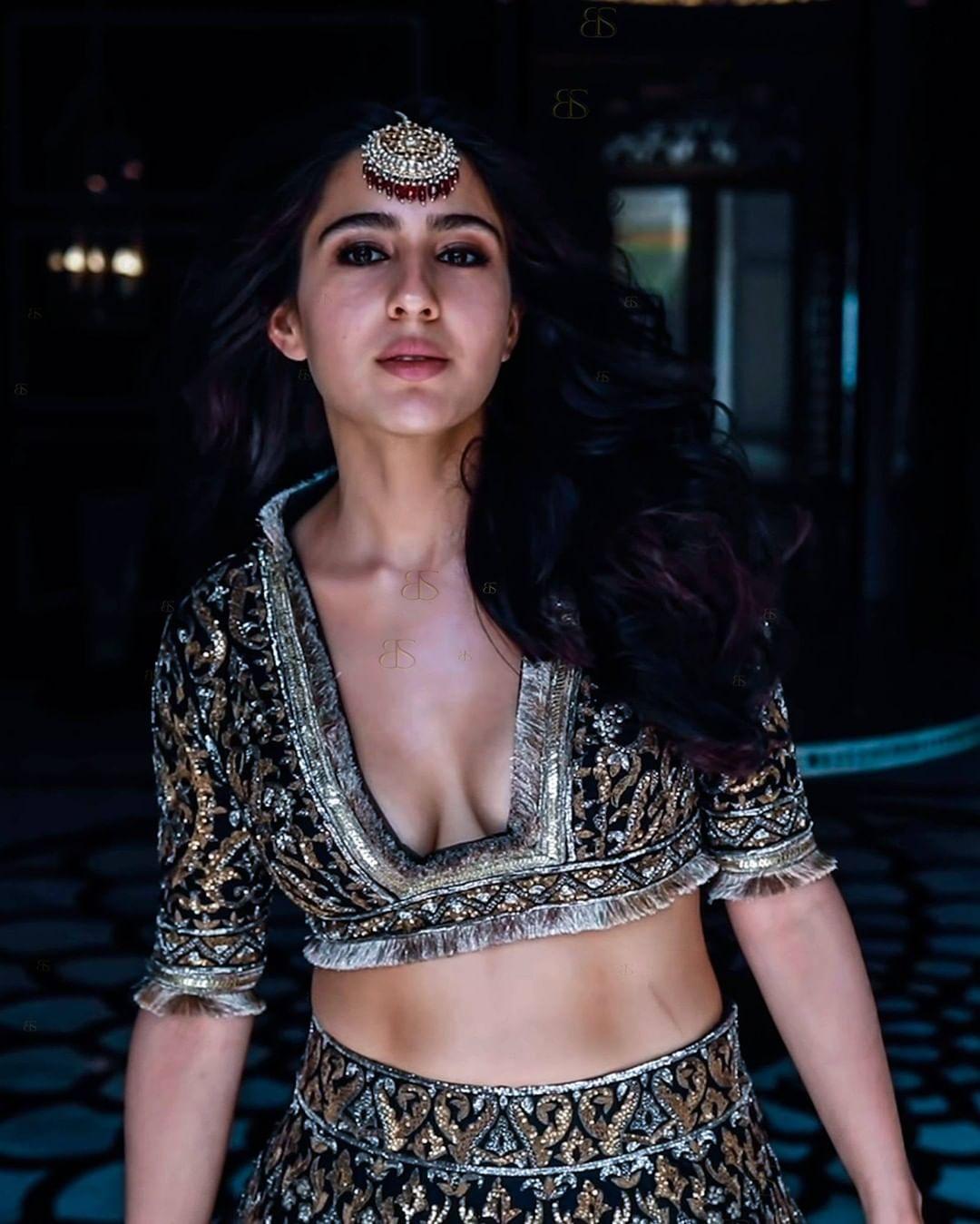 Bollywood actress Sara Ali Khan exposing cleavage photos gallery |Sara Ali Khan very beautiful and cute stills