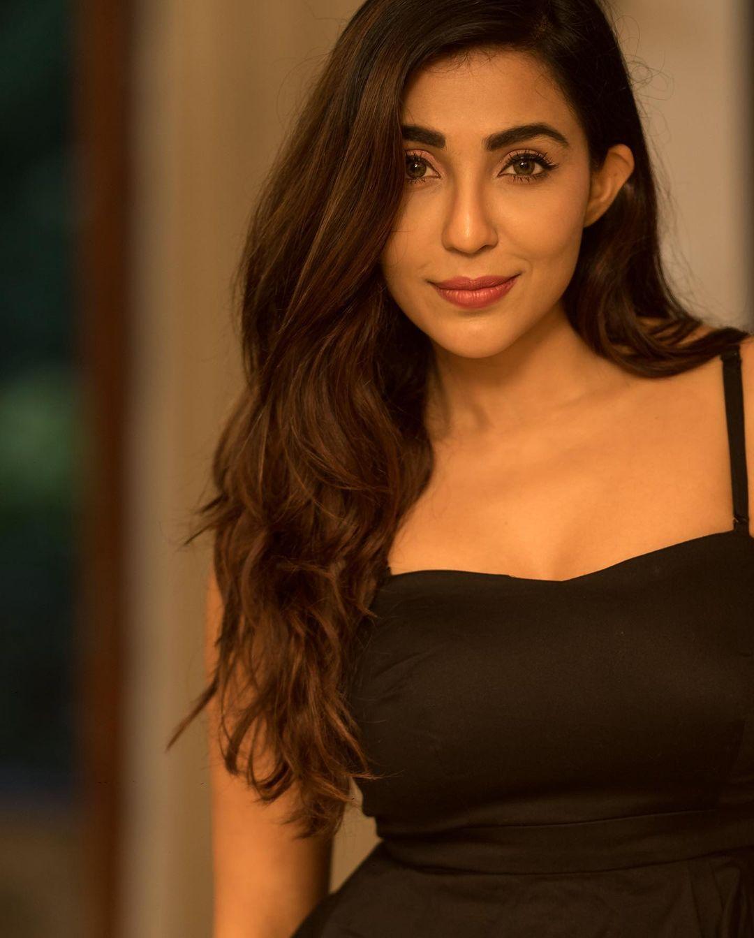 Parvati Nair in black dress sexy photoshoot | Parvati Nair exposing hot photos gallery
