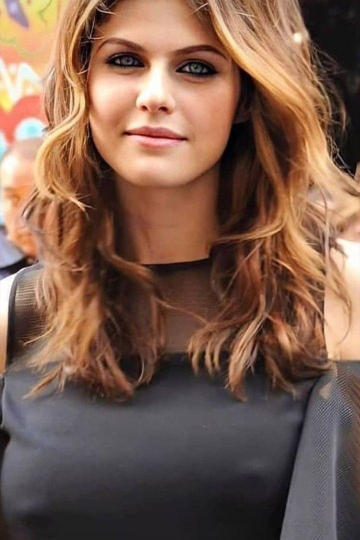 Hollywood actress Alexandra Daddario latest sexy photos |Alexandra Daddario exposing hot photos gallery