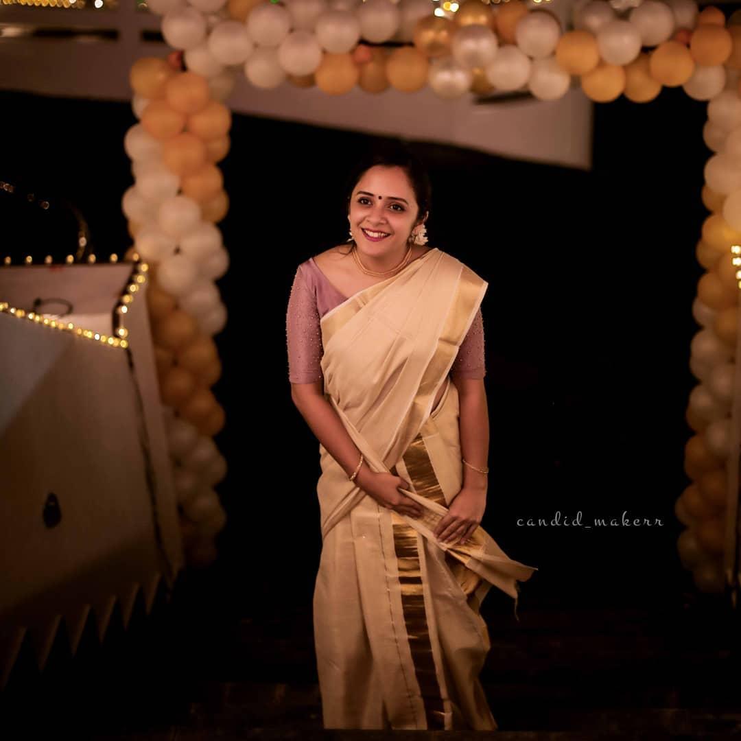 Playback singer Anju Joseph in kerala set saree hot photos | Anju Joseph latest hot photos gallery