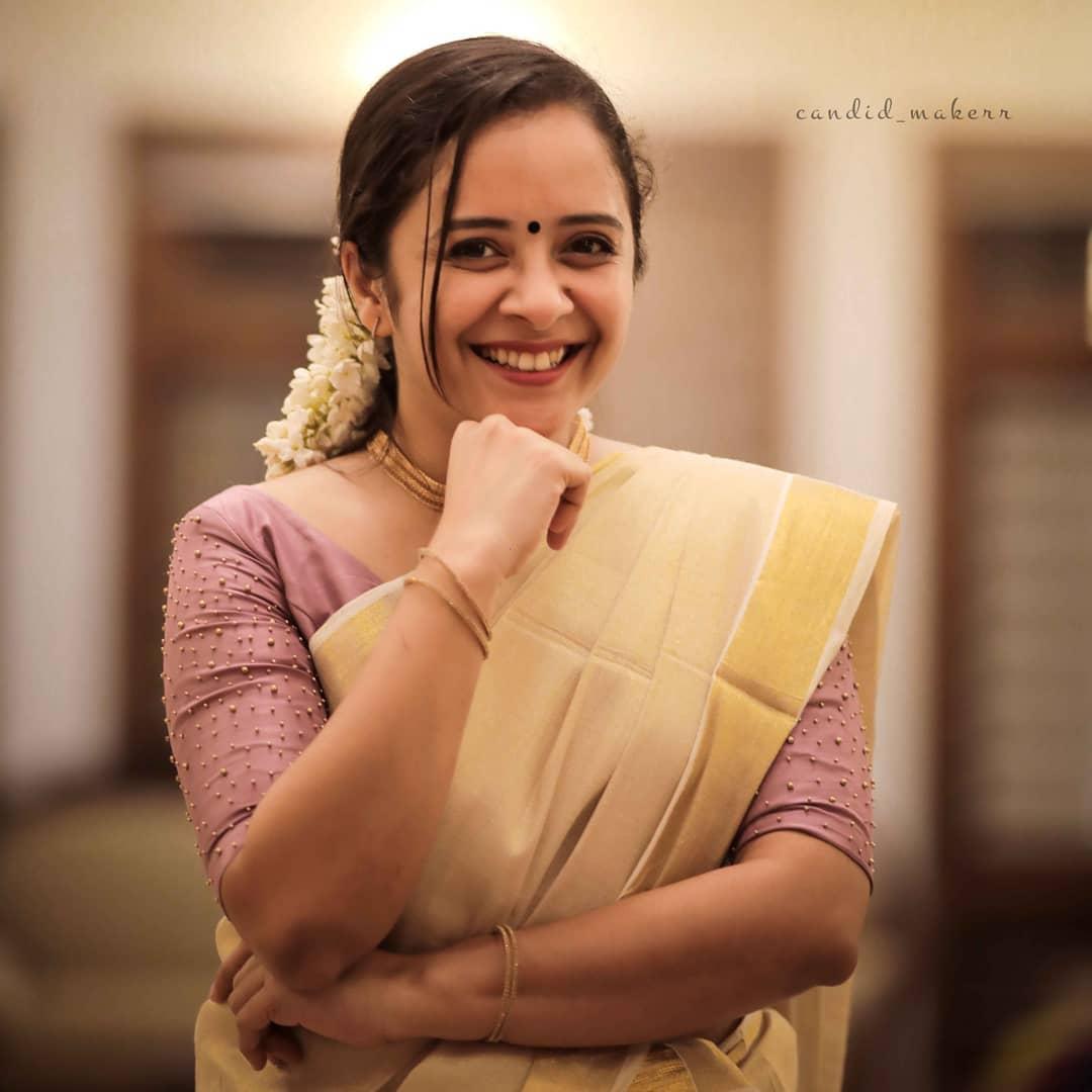 Playback singer Anju Joseph in kerala set saree hot photos | Anju Joseph looking very glamorous photos