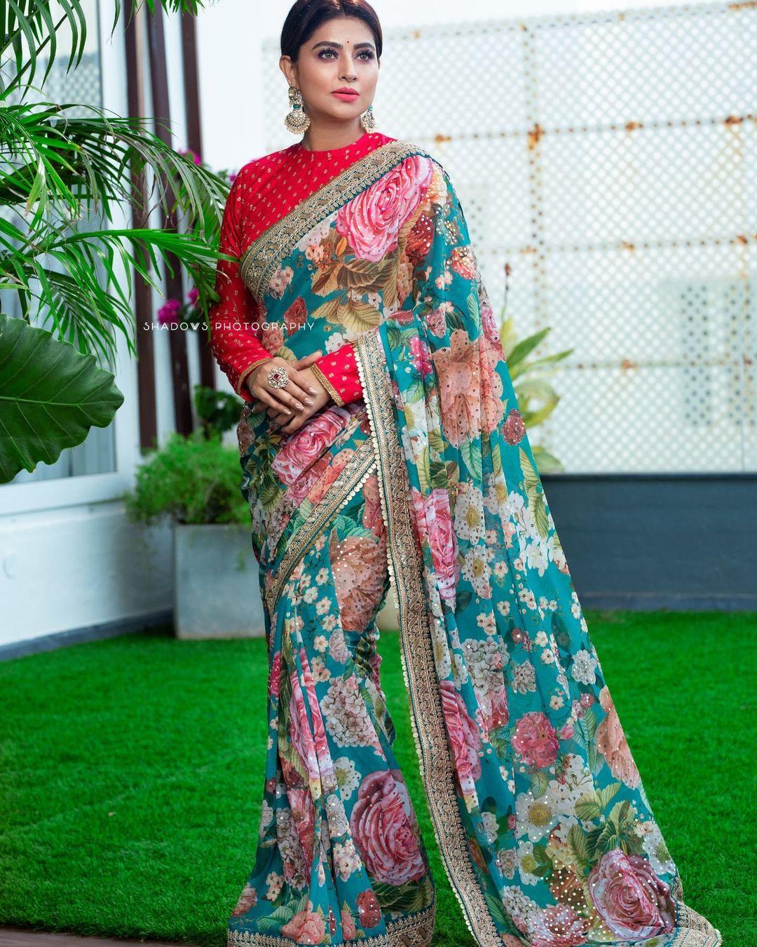 Sneha in Saree latest fashion and trends | Sneha looking very glamorous photos