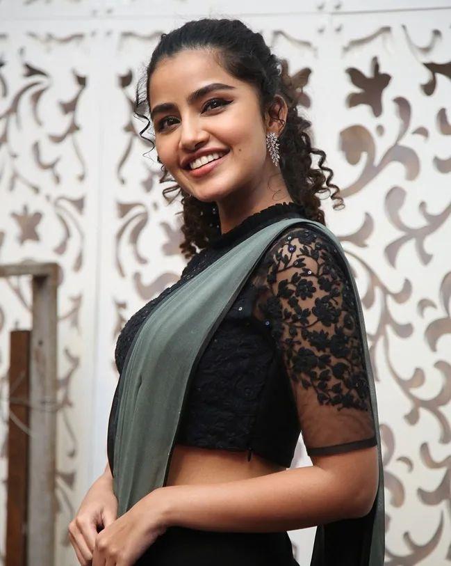 Telugu actress Anupama Parameswaran black saree hot photos | Anupama Parameswaran exposing hot and seductive photos