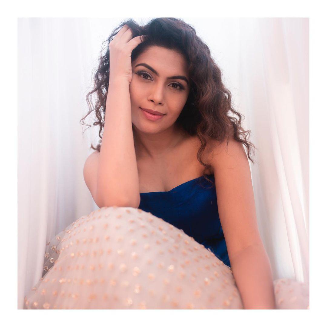Kannada actress Sonu Gowda exposing hot photos |Sonu Gowda looking very beautiful and glamorous photos