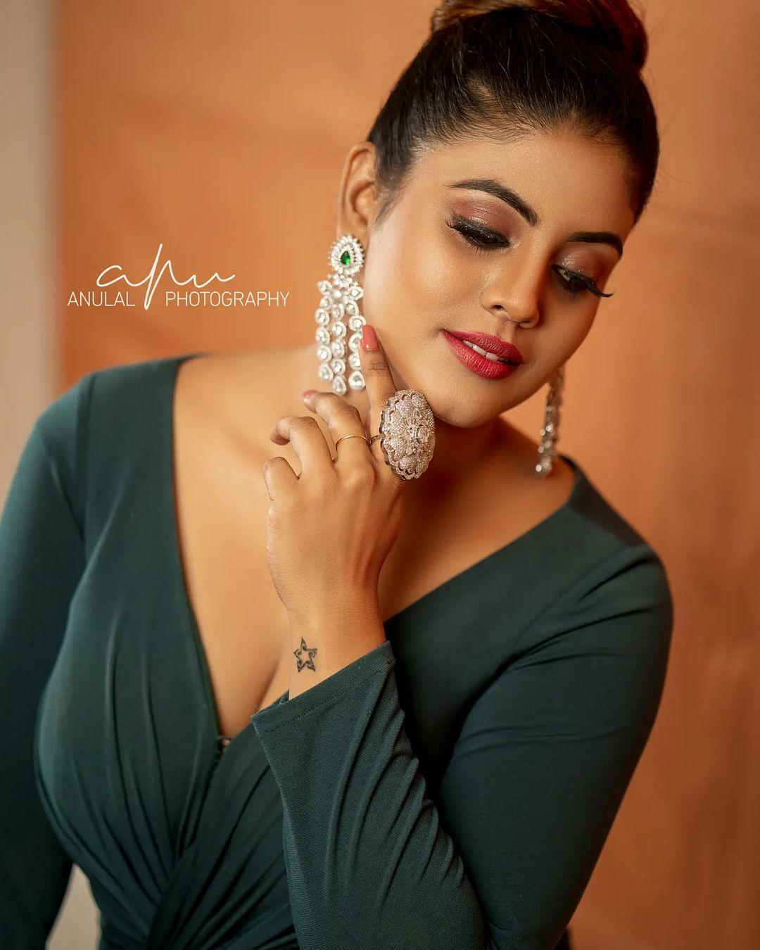 Malayalam actress Iniya latest sexy hot photoshoot | looking very glamorous photos