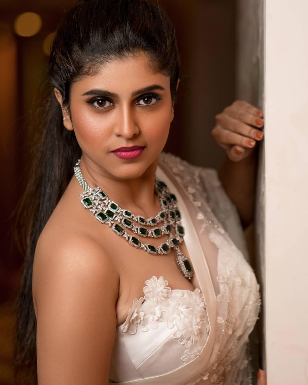 Malayalam actress Rasna pavithran in saree exposing hot photos | Rasna pavithran very beautiful and cute stills