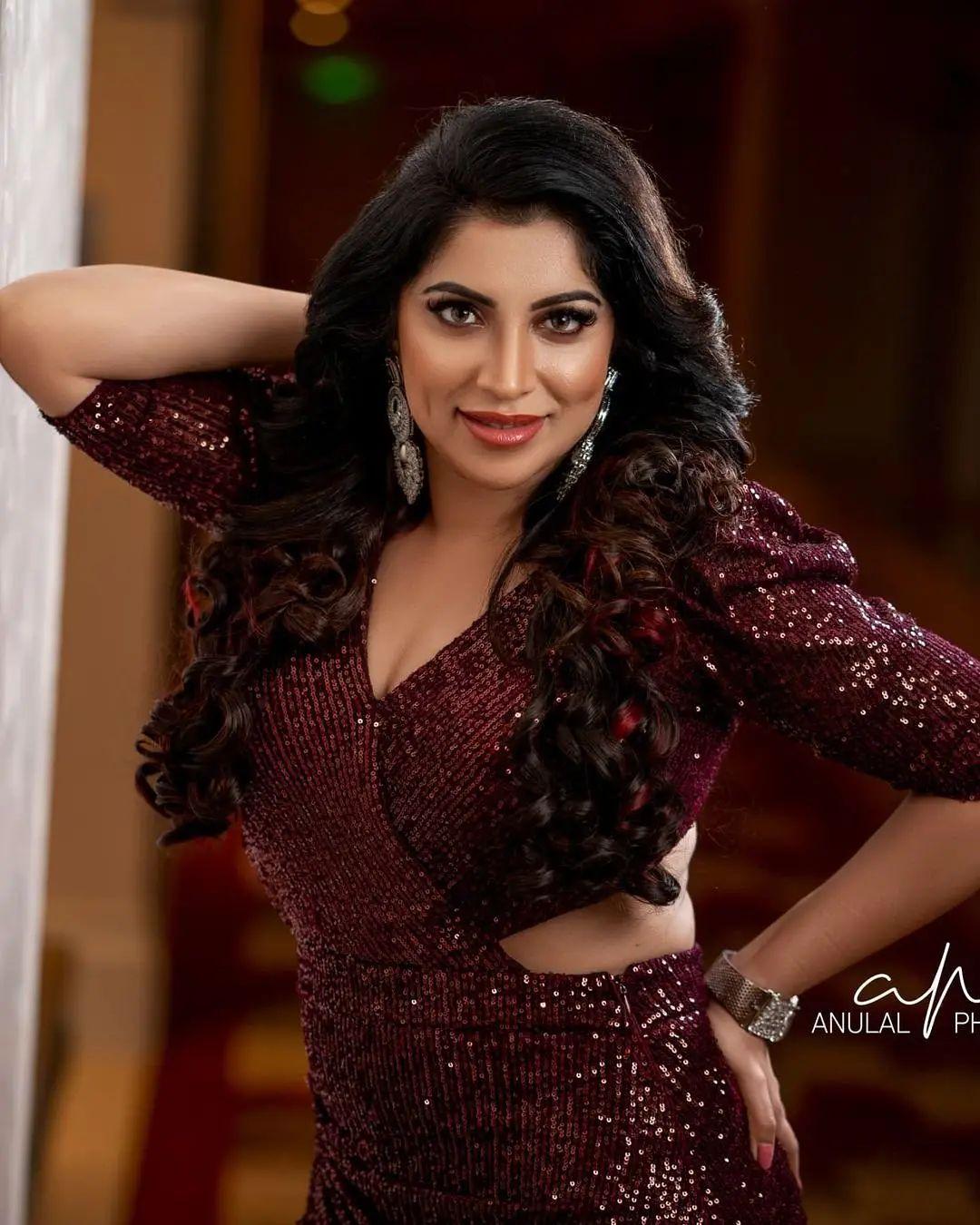 Malayalam serial actress Vaiga beautiful photo gallery | Vaiga looking very attractive and hot stills