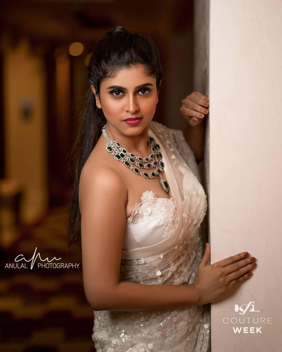 Malayalam young Glamorous actress Rasna pavithran exposing photos | Rasna pavithran looking very attractive hot photos