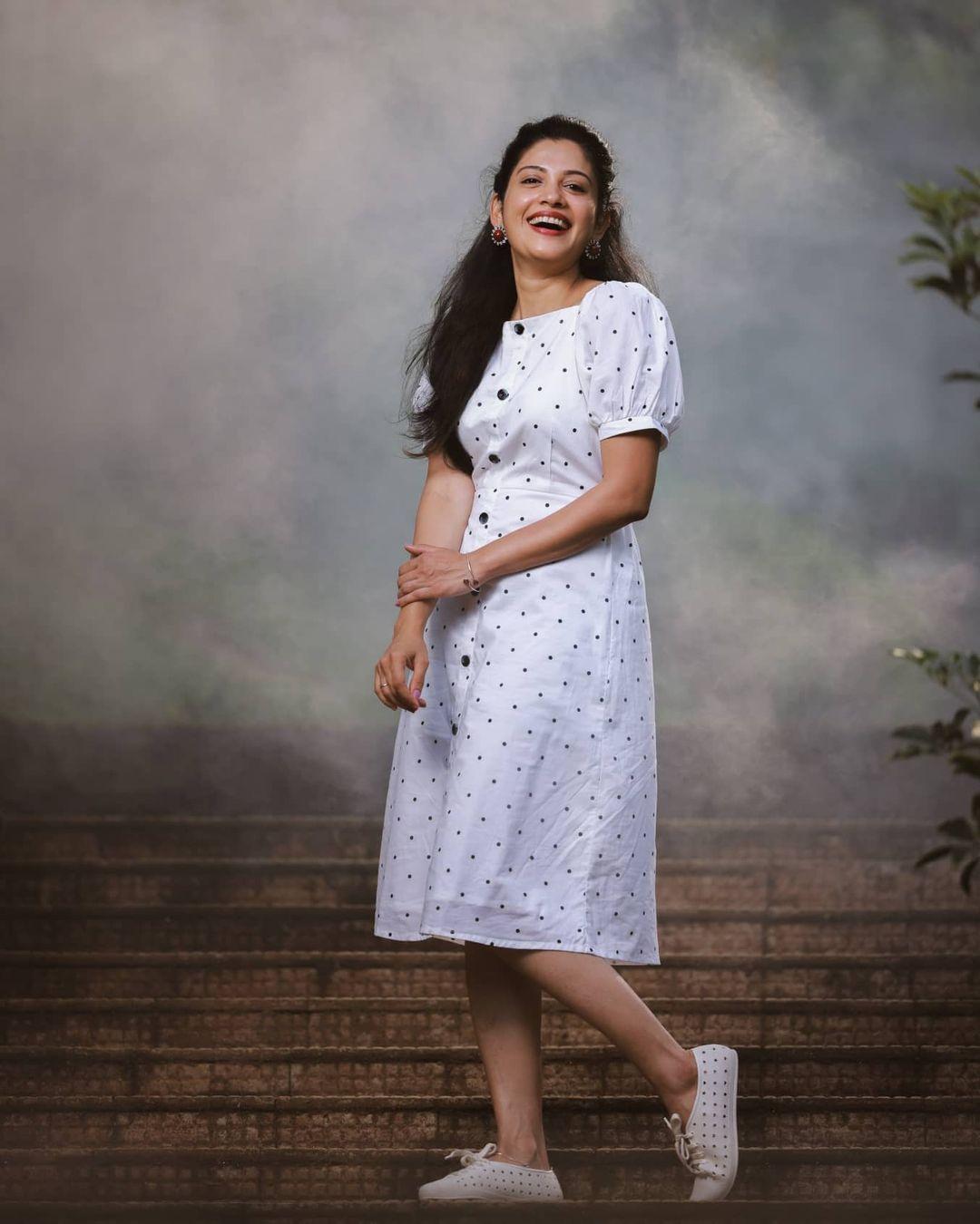 South indian actress Shivada looking very beautiful photo gallery | Shivada very beautiful and glamorous pictures