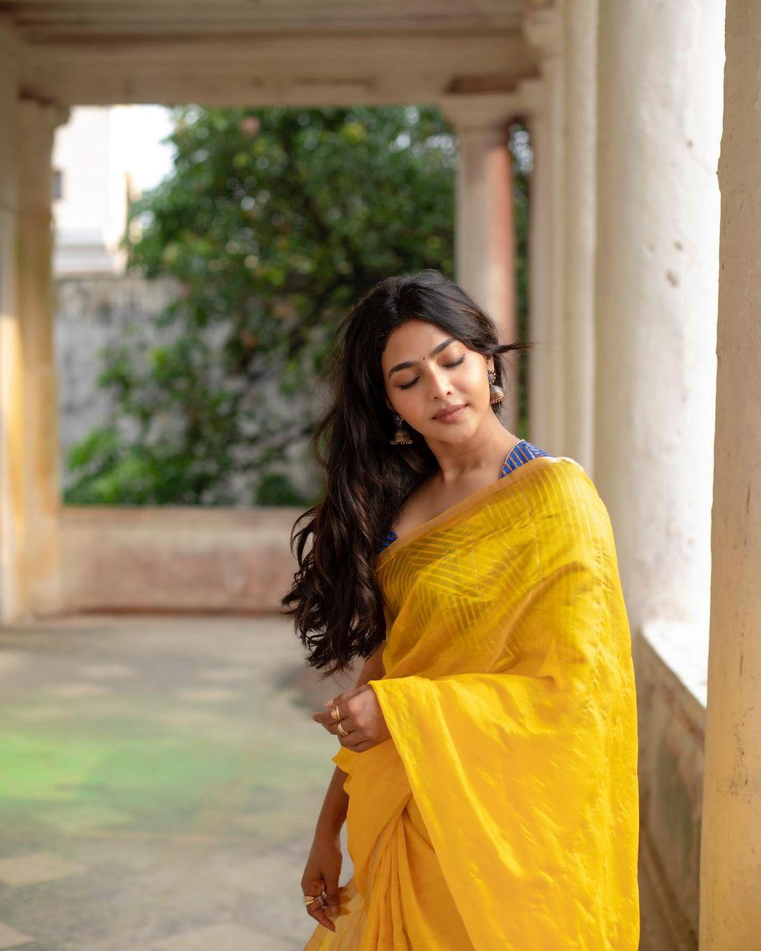 Aishwarya Lekshmi in yellow saree hot photos | Aishwarya Lekshmi looking very attractive and cute stills