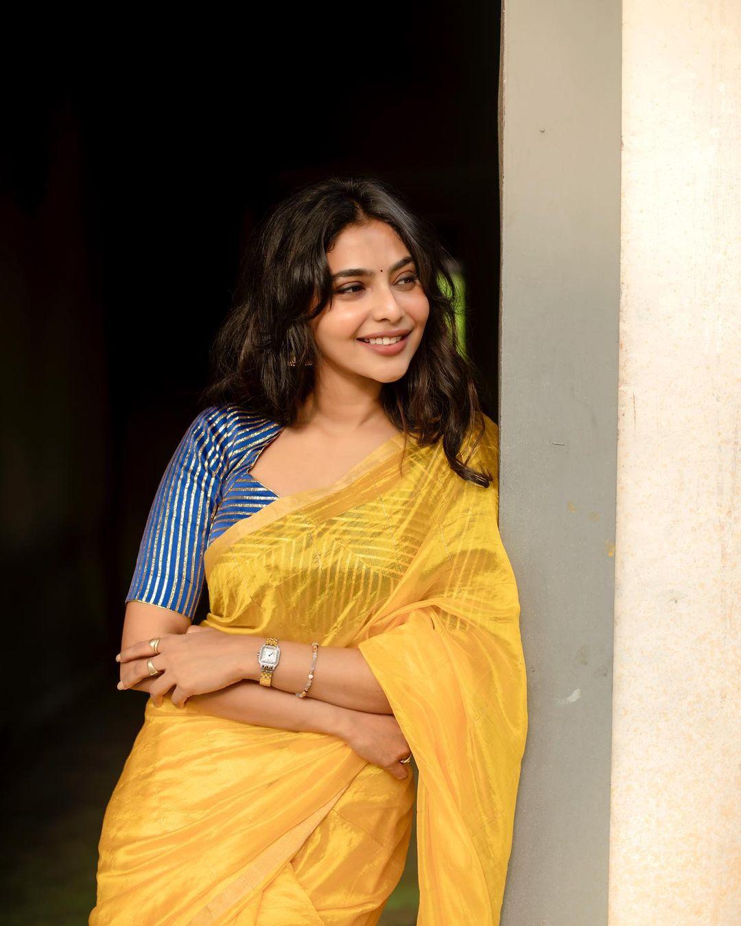 Aishwarya Lekshmi in yellow saree hot photos | Aishwarya Lekshmi very beautiful and sexy photoshoot