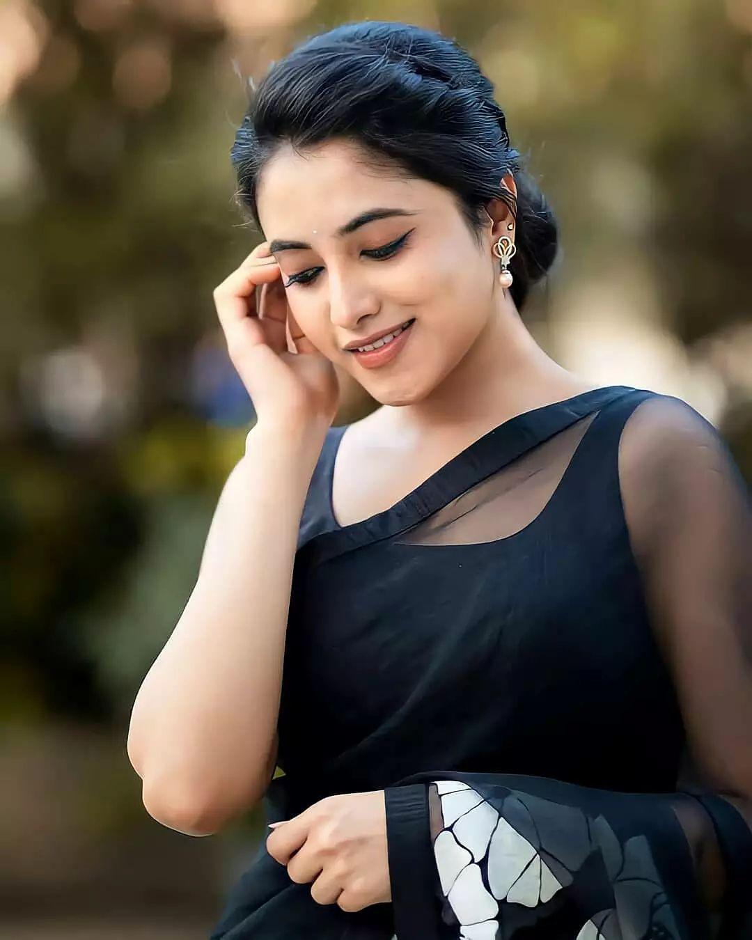 Priyanka Mohan in black Saree hot photos | Priyanka Mohan looking very glamorous and cute stills