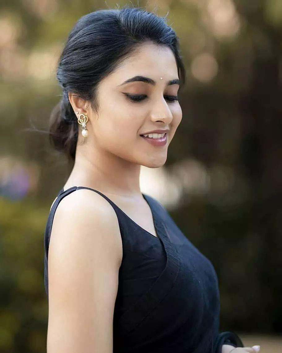 Priyanka Mohan in black Saree hot photos | Priyanka Mohan very beautiful and glamorous photos