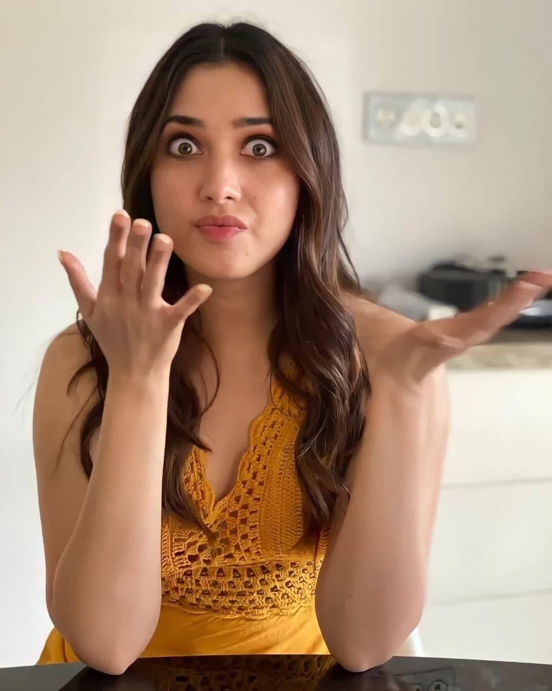 Tamannaah Bhatia very cute expression photos gallery | Tamannaah Bhatia very beautiful and glamorous pictures