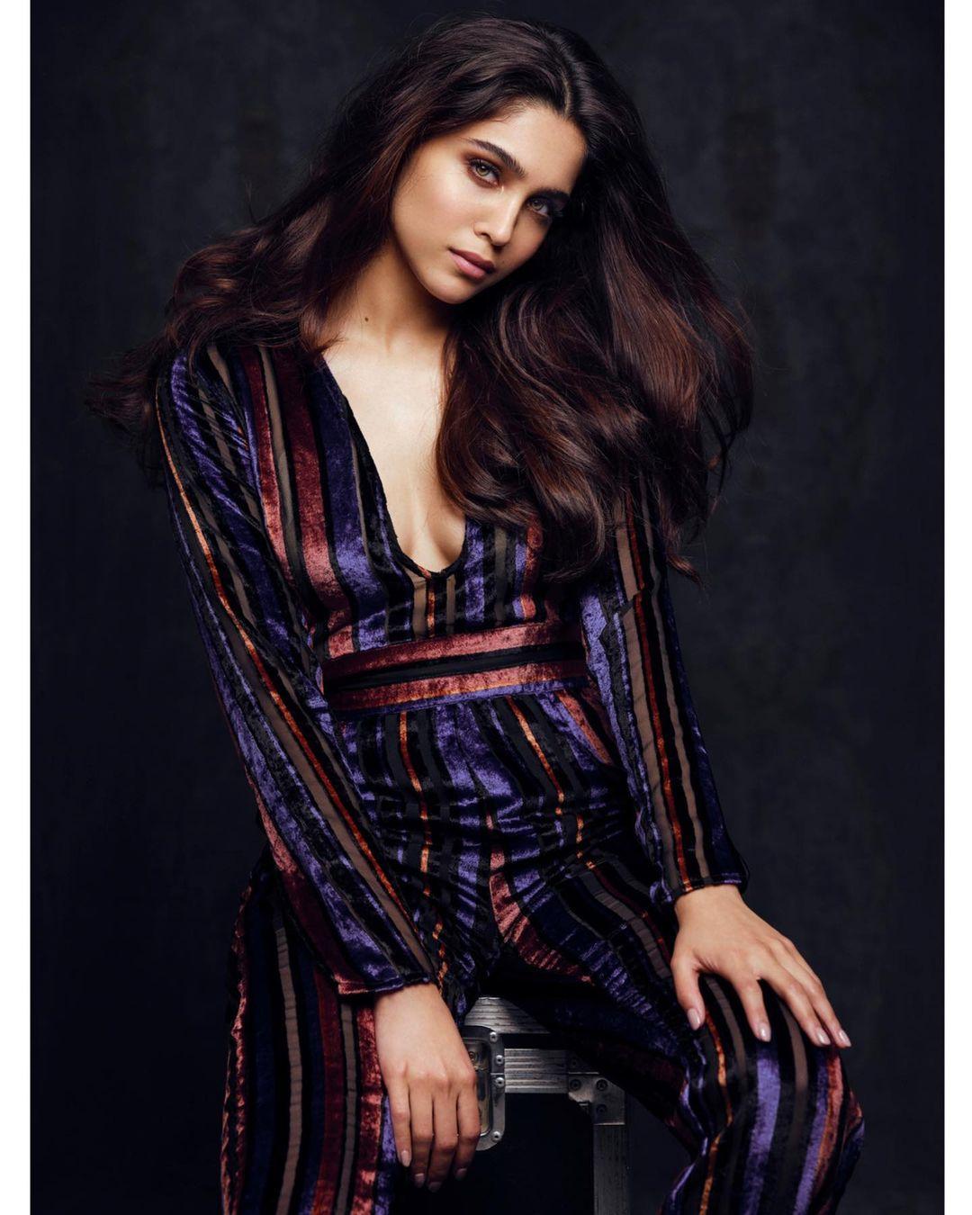 Bollywood actress Sharvari Wagh beautiful and glamorous photos | Sharvari Wagh exclusive hot and spicy photos