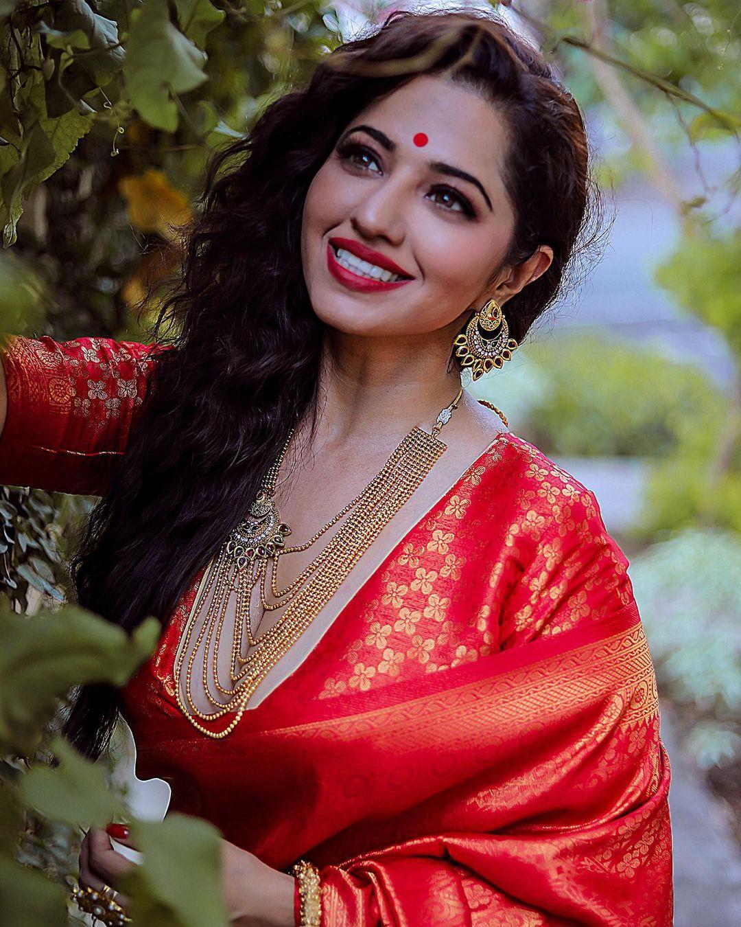 Ridheema Tiwari in red saree hot photos gallery |Ridheema Tiwari beautiful and glamorous pictures