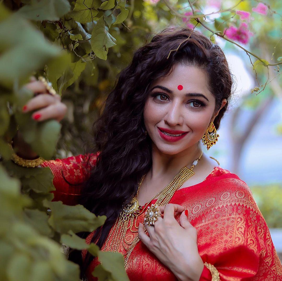 Ridheema Tiwari in red saree hot photos gallery |Ridheema Tiwari looking very glamorous photos