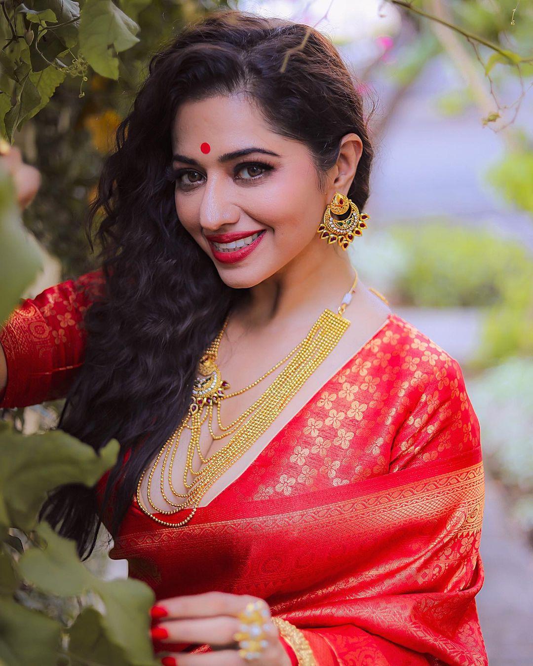 Ridheema Tiwari in red saree hot photos gallery |Ridheema Tiwari very glamorous pictures