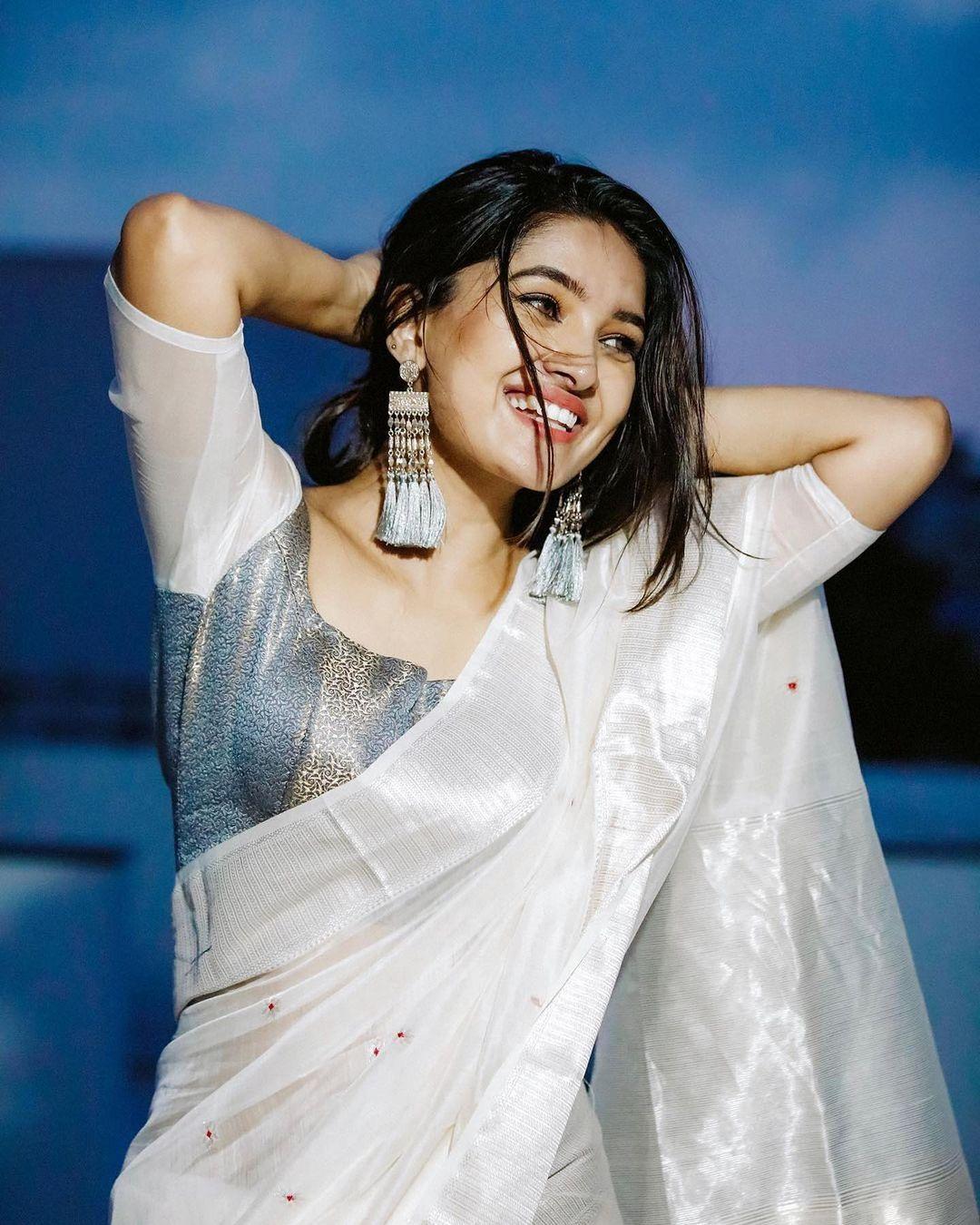Vani Bhojan in saree exposing hot photos |Vani Bhojan beautiful and glamorous pictures
