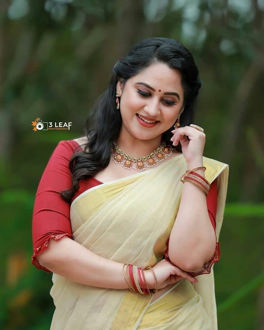 South Indian actress Mia George hot set Saree photos gallery | mia George exclusive hot photos gallery