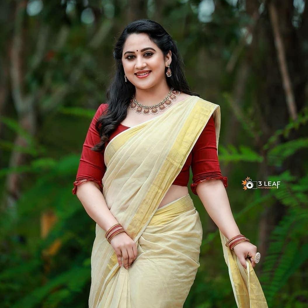 South Indian actress Mia George hot set Saree photos gallery | mia George very beautiful and cute photos