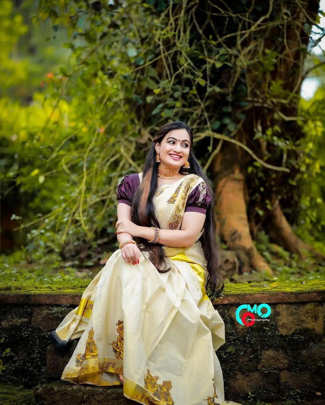 Sruthi Surendran in kasavu saree hot photos |Sruthi Surendran latest hot and spicy photos