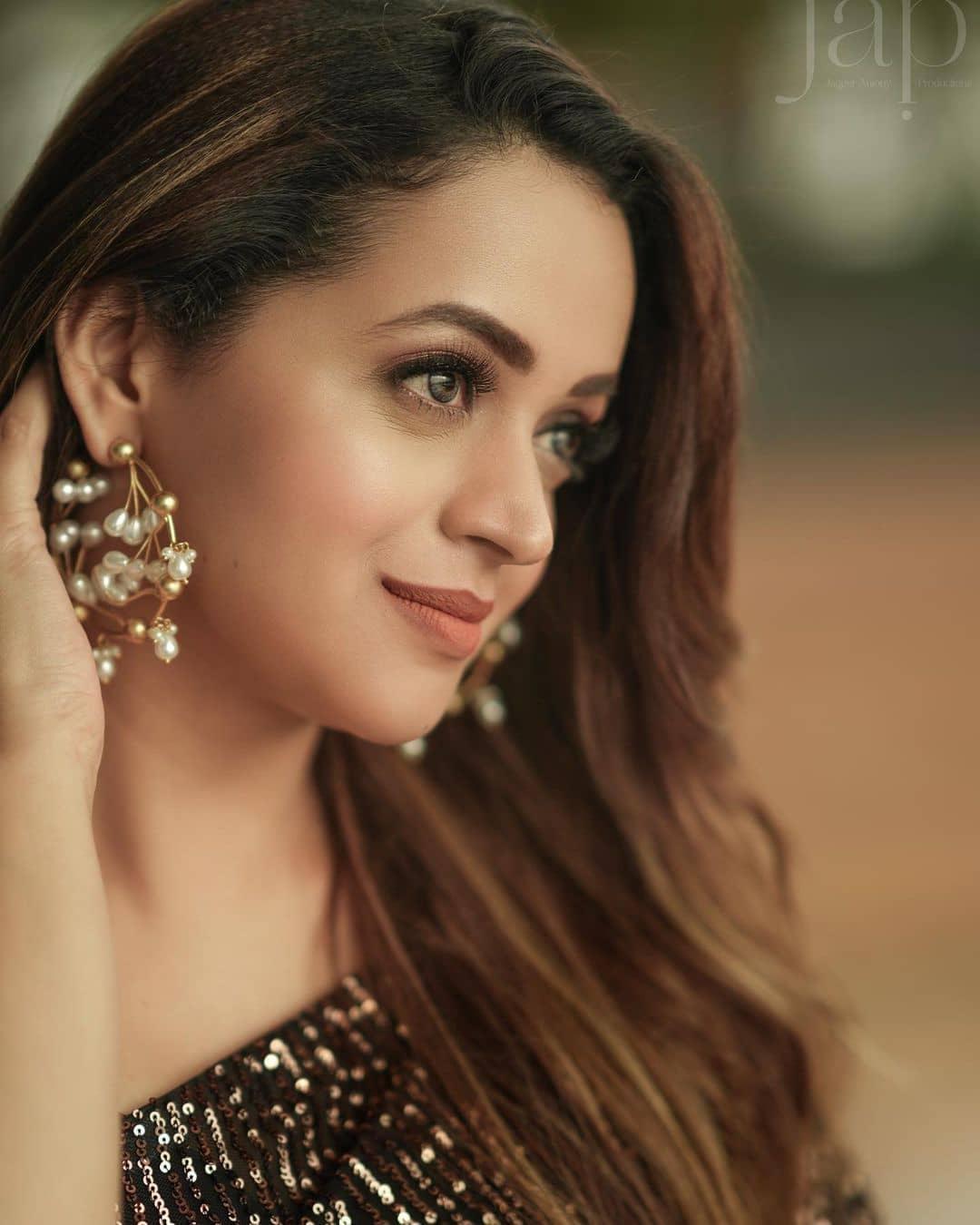 Malayalam actress Bhavana in saree hot photos gallery | Bhavana exposing hot photos gallery