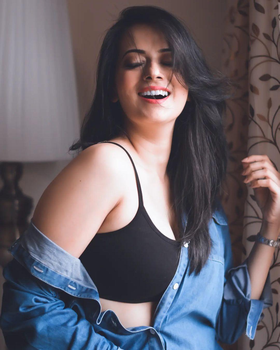 Bollywood actress Neha Janpandit exposing hot photos | Neha Janpandit latest hot and spicy photos