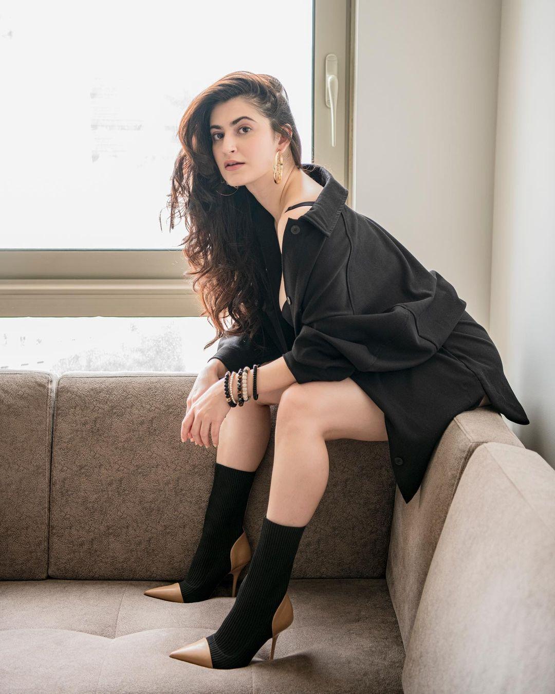 Bollywood actress Shivaleeka Oberoi exposing hot photos | Shivaleeka Oberoi exclusive hot and spicy photos