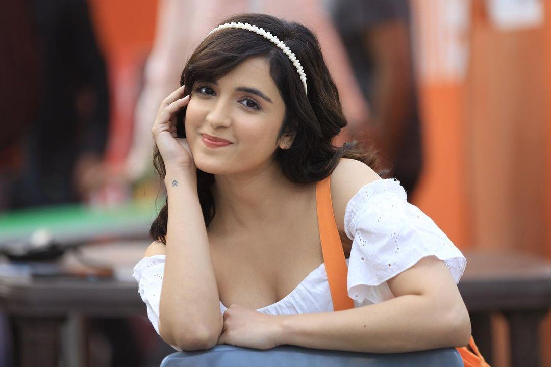Bollywood actress and singer Shirley Setia looking very cute photos | Shirley Setia exclusive hot and sexy photoshoot