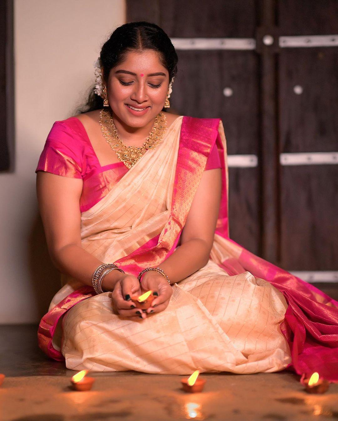 Malayalam actress Anu Mol diwali special photos In saree hot photos | Anu Mol looking very glamorous photos