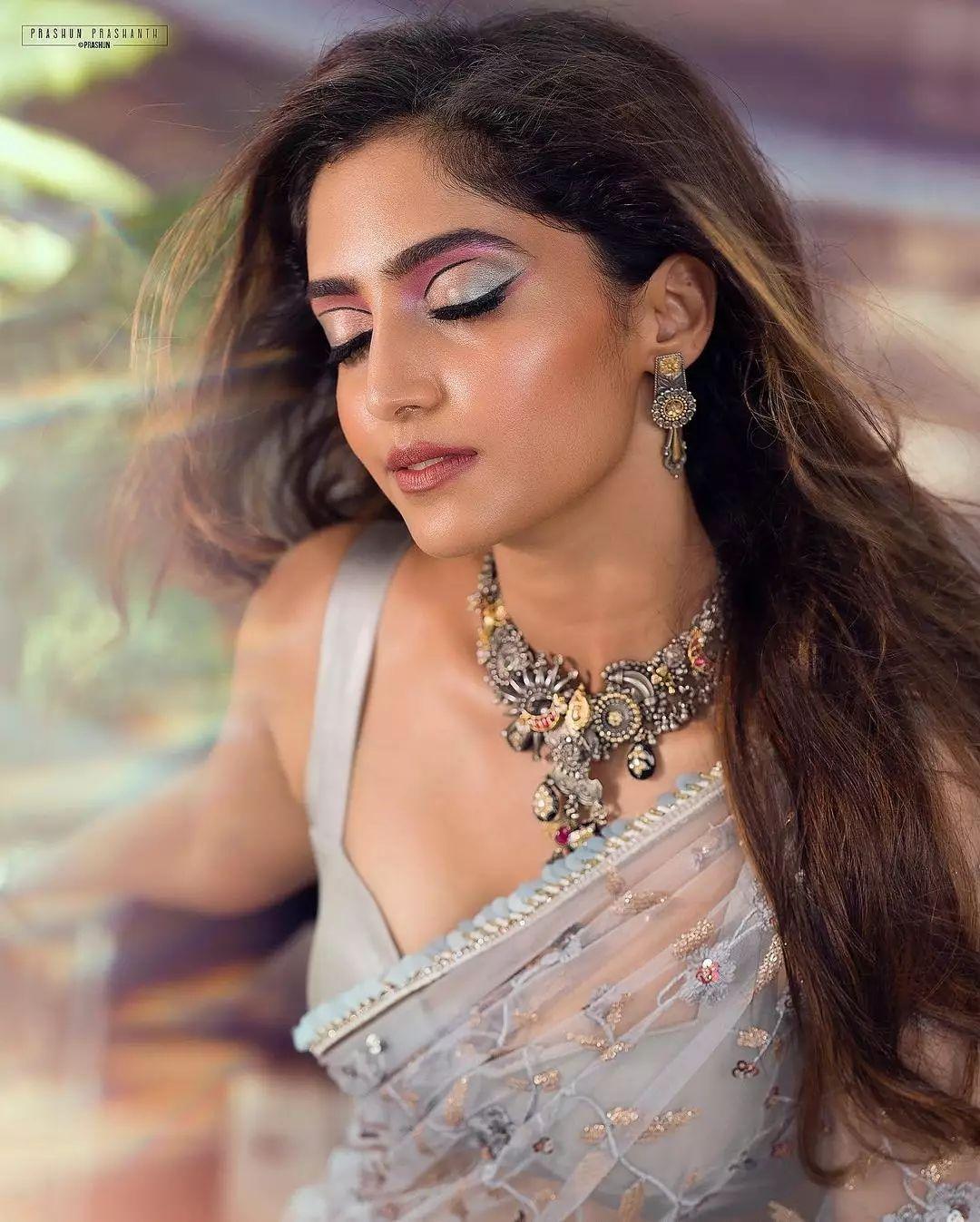 Reba Monica John in saree glamorous photos | Reba Monica John Beautiful and cute photos gallery