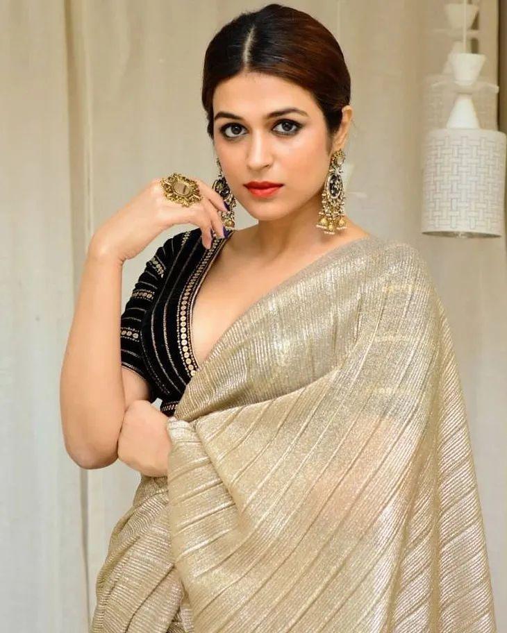 Bollywood actress Shraddha Das exposing very hot in Saree |Shraddha Das latest hot and sexy photoshoot