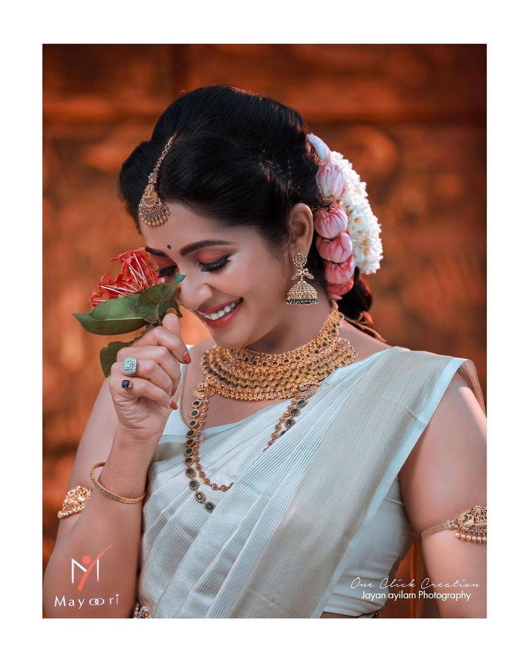 Malayalam actress Navya Nair in white saree hot photos | latest hot and sexy photoshoot
