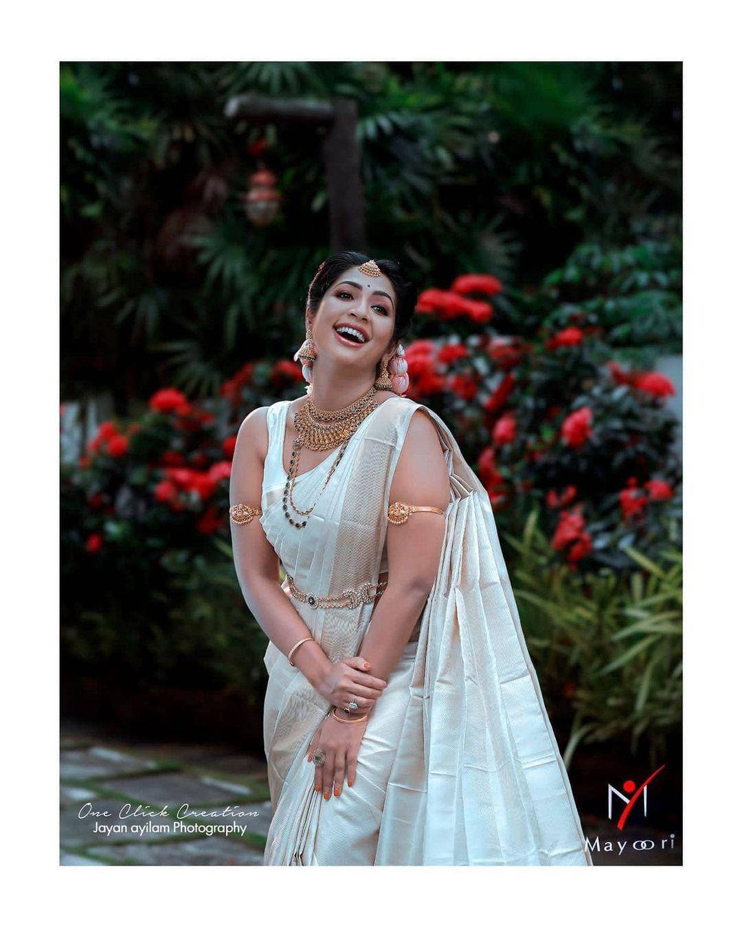 Malayalam actress Navya Nair in white saree hot photos | very glamorous and cute photos gallery