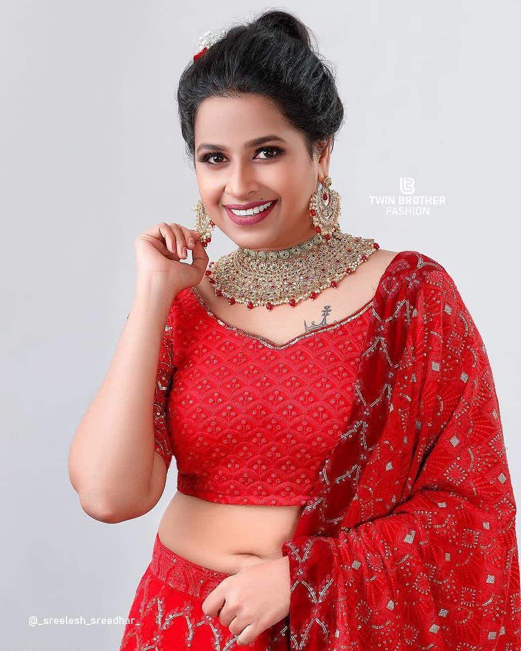 Sadhika Venugopal in exposing Navel hot photos |Sadhika Venugopal looking very glamorous and cute photos