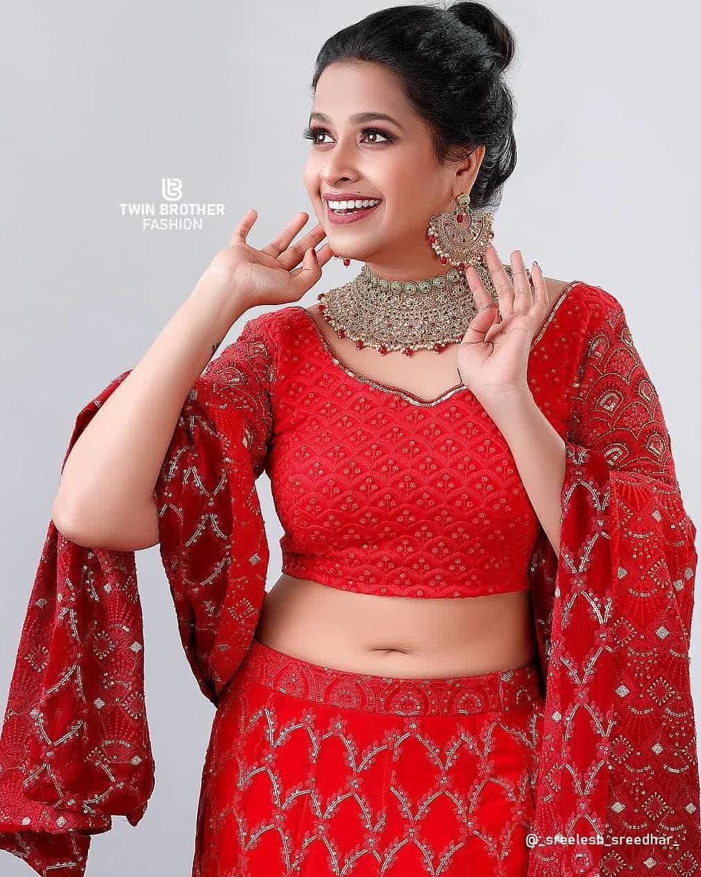 Sadhika Venugopal in exposing Navel hot photos |Sadhika Venugopal very beautiful and glamorous pictures
