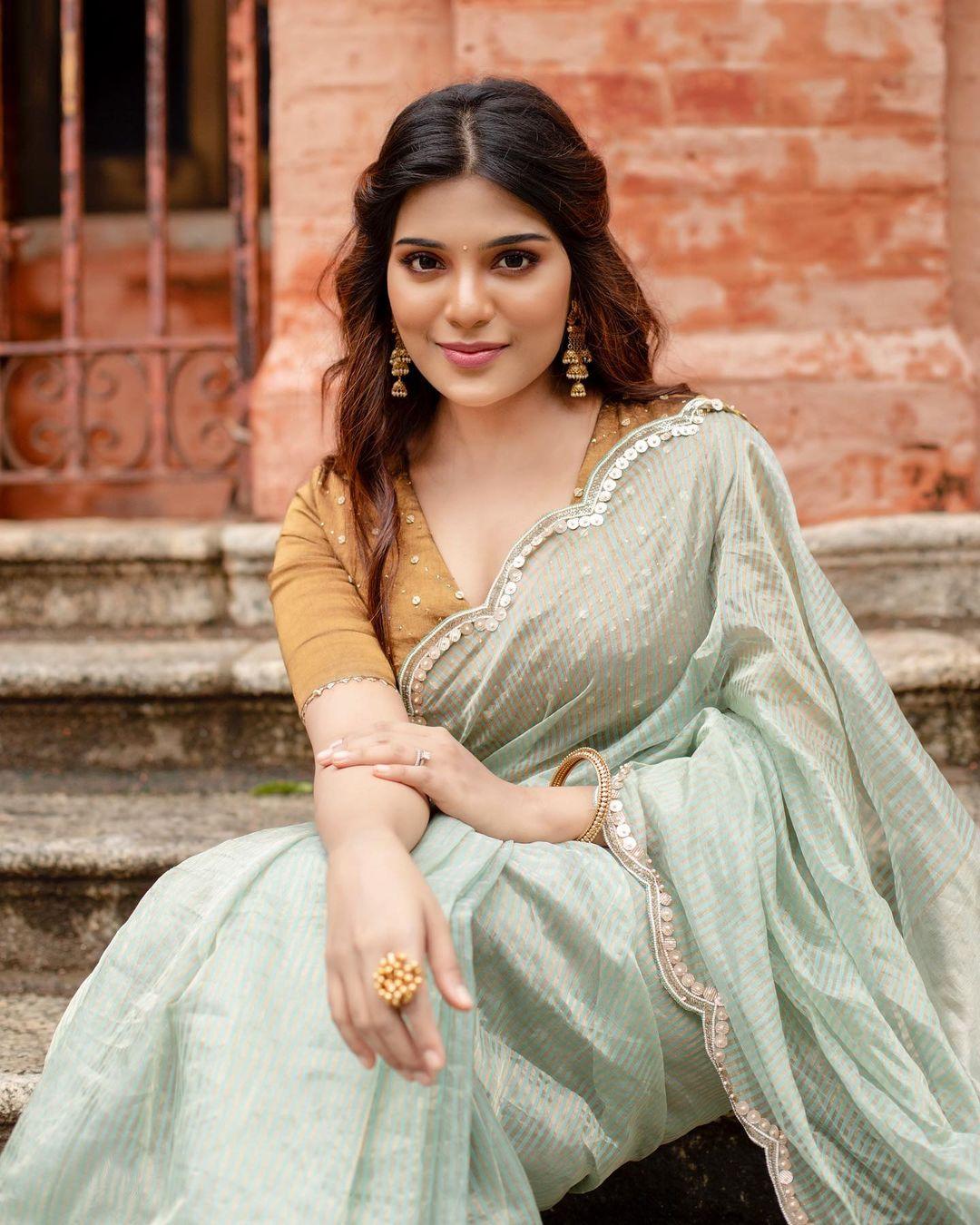 Tamil actress Aathmika in saree hot and spicy photos | Aathmika exposing hot and sexy photoshoot