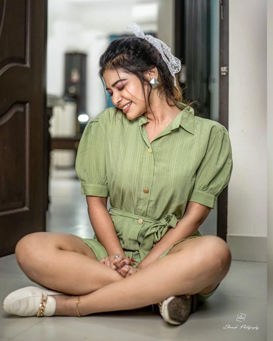 Tamil actress Dharsha Gupta looking very beautiful photo gallery |Dharsha Gupta very Glamorous and sexy photoshoot