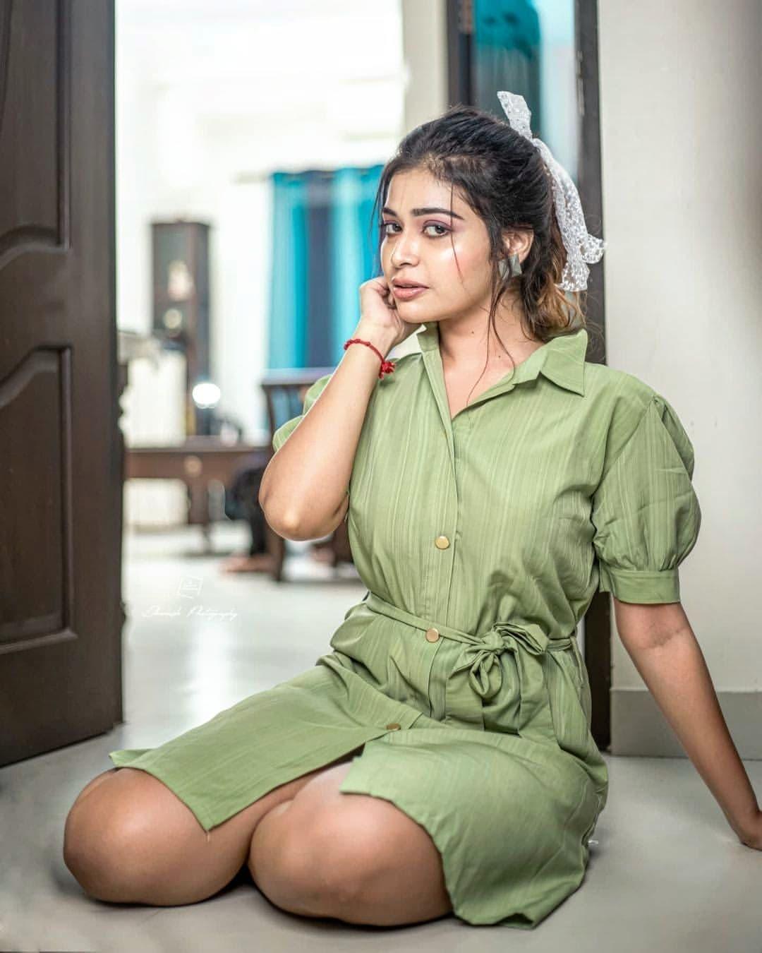 Tamil actress Dharsha Gupta looking very beautiful photo gallery |Dharsha Gupta very beautiful and cute photos