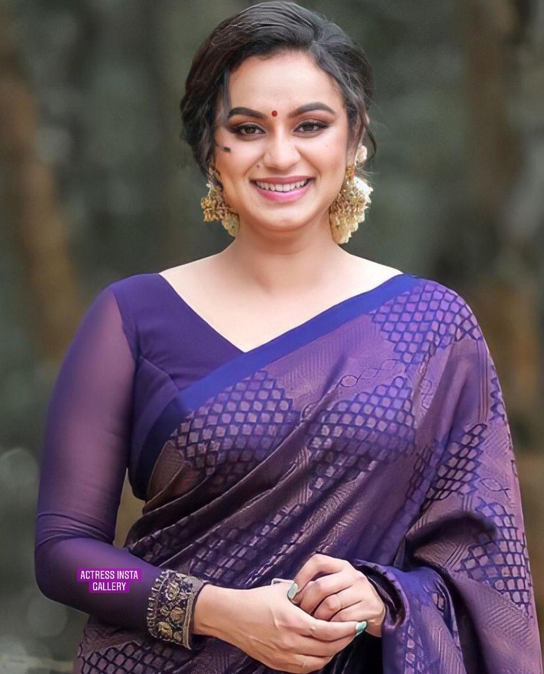 Television actress lakshmi nakshathra in Saree looking very glamorous photos | very hot and sexy photoshoot