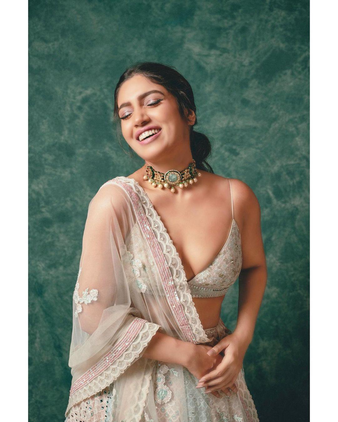 Bollywood actress Bhumi Pednekar exposing cleavage hot photos | very attractive and hot stills